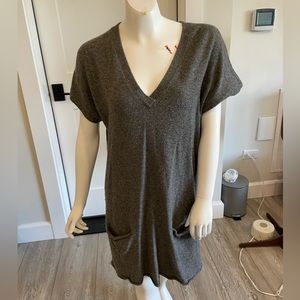 Vince v neck cashmere tunic with front pockets M